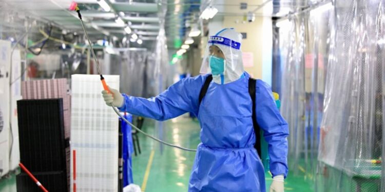 La planta de Foxconn en China afectada por Covid está cerca de reanudar la producción total, dicen las fuentes