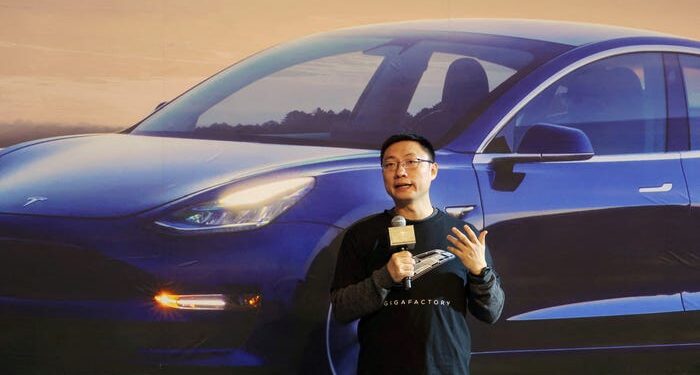 Según los informes, Tesla eleva a su jefe de China a jefe de plantas y ventas de EE. UU., lo que lo convierte en el número 2 después de Elon Musk, ya que la caída de $ 700 mil millones asusta a los inversores.