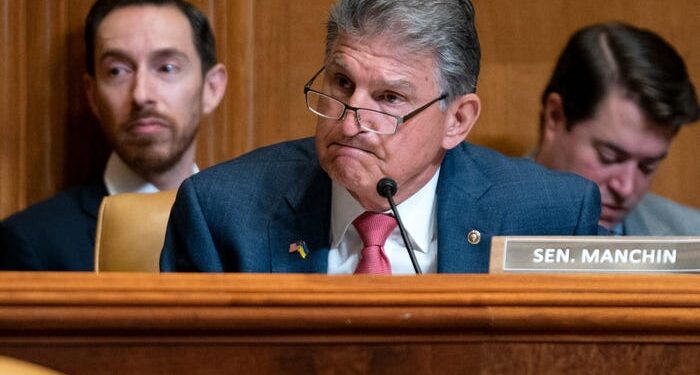 Joe Manchin quiere frenar de golpe las 'lagunas' en el crédito fiscal EV que podría dar a algunos estadounidenses dinero extra a principios de este año