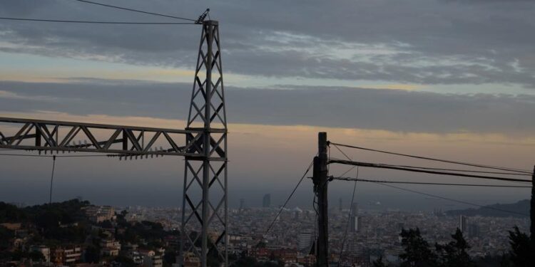 El precio de la luz cae un 16% este miércoles, hasta los 121 euros/MWh