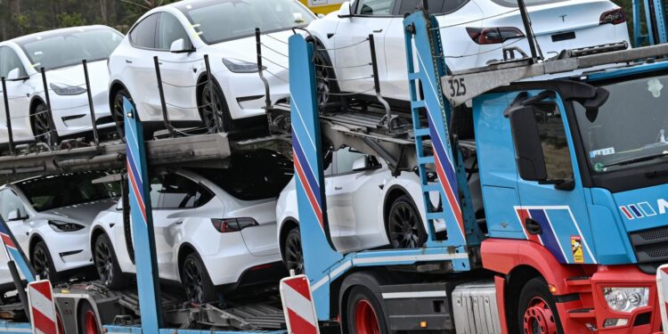 Las acciones de Tesla caen más del 12% tras el informe de entregas