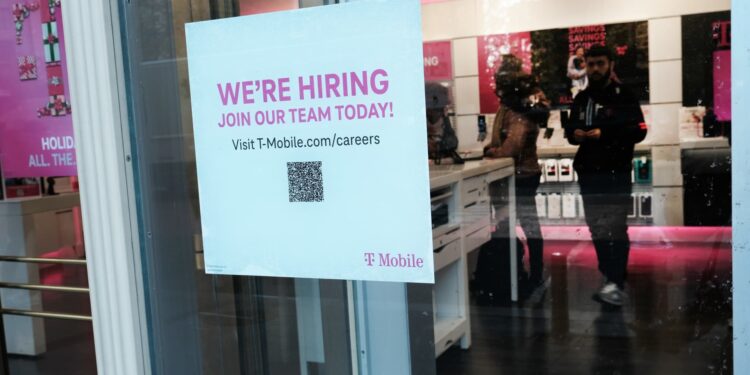 Las ofertas de empleo se mantienen sólidas a pesar de las subidas de tipos;  fabricación en contracción