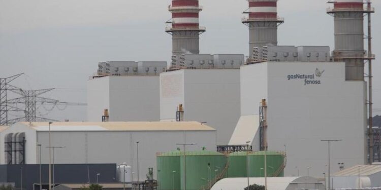 Las eléctricas disparan un 24% sus emisiones de CO2 en un año récord para las centrales de gas