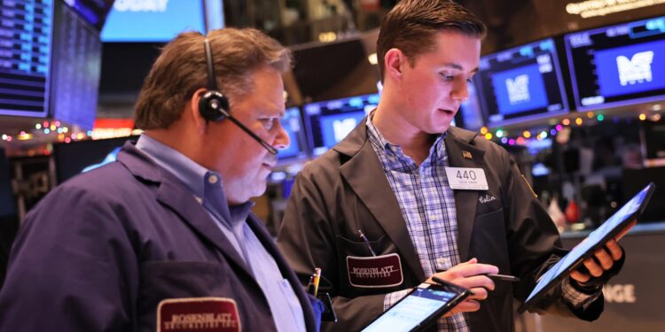 El Dow Jones cae 200 puntos después de que los sólidos datos de empleo indiquen que es probable que la Fed permanezca en modo de alza