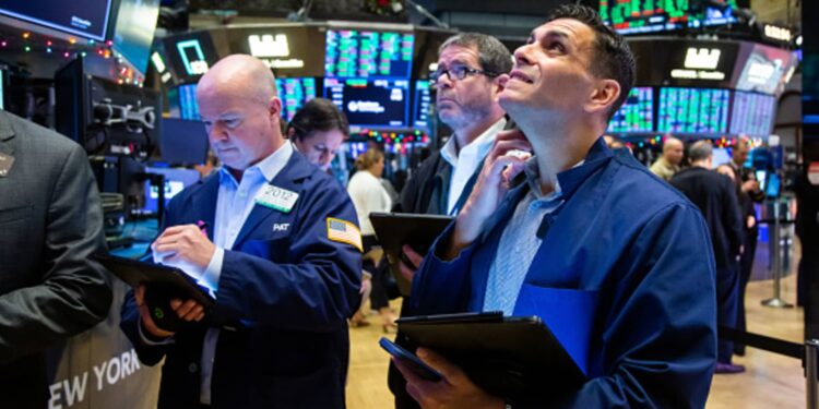 Dow sube 500 puntos el viernes mientras el mercado laboral aumenta la esperanza de que la inflación pueda estar disminuyendo