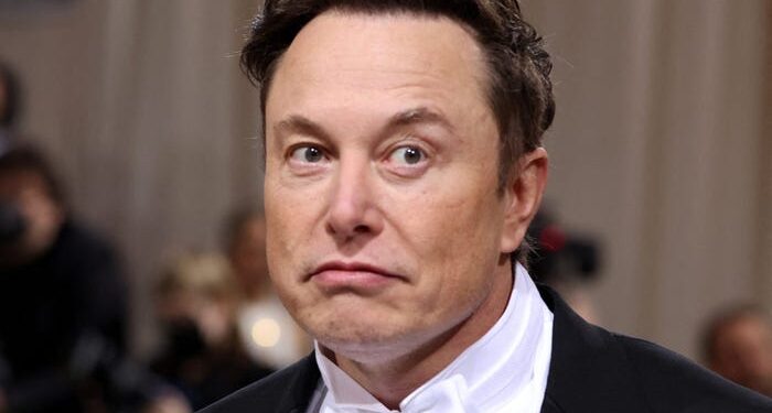 Elon Musk dice que la decisión de Twitter de contratar a un bufete de abogados que había criticado y boicoteado anteriormente fue el resultado de un «error» de un empleado