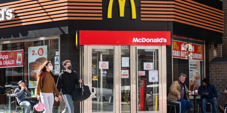 McDonald's planea reorganización, recortes de empleos a medida que acelera la apertura de restaurantes