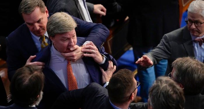 El representante Mike Rogers se abalanzó sobre el representante Matt Gaetz después de que Kevin McCarthy no pudo ganar la decimocuarta votación para presidente de la Cámara.