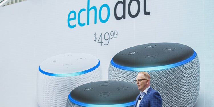 Amazon sigue 'totalmente comprometido' con Alexa a pesar de los recortes de empleo, dice el jefe de hardware