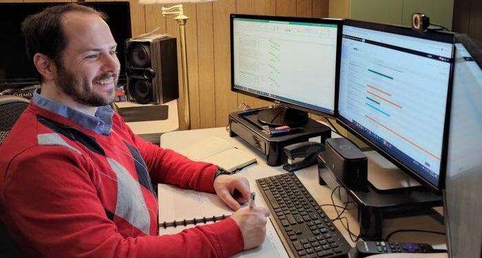 Soy el director sénior de una empresa de datos de 5.000 millones de dólares:  así es como una combinación de cursos de programación y liderazgo disparó mi carrera desde la universidad