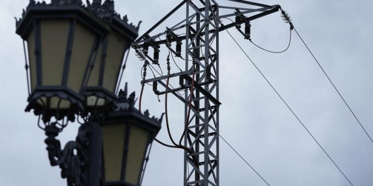 El precio de la luz sube este lunes hasta los 85,23 euros por megavatio hora