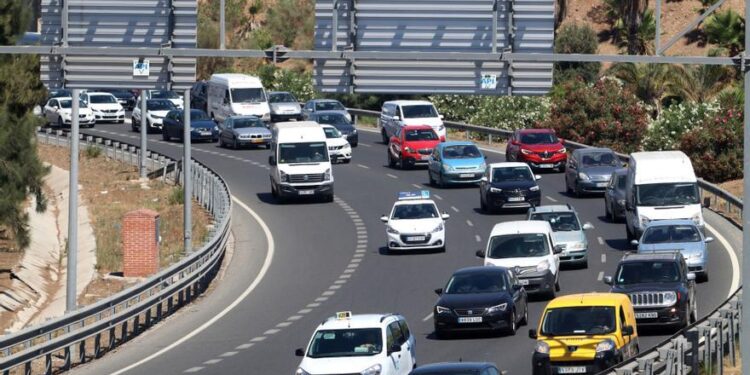 La salida de vía de un vehículo en la A-7 deja retenciones en Mijas