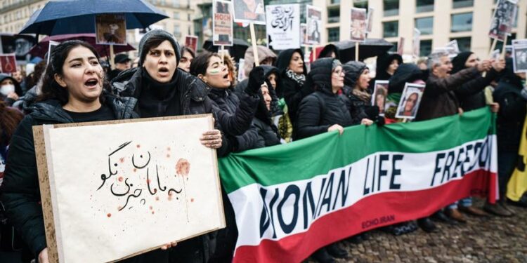 Manifestación en la embajada francesa en Irán por las nuevas caricaturas de Charlie Hebdo