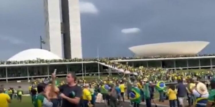 Seguidores de Bolsonaro invaden el Palacio presidencial, la Corte Suprema y el Congreso
