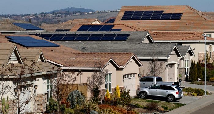 Una oleada de exenciones fiscales ambientales acaba de entrar en vigor gracias a la ley climática del año pasado.  Desde vehículos solares hasta eléctricos, así es como puede ahorrar miles de dólares.