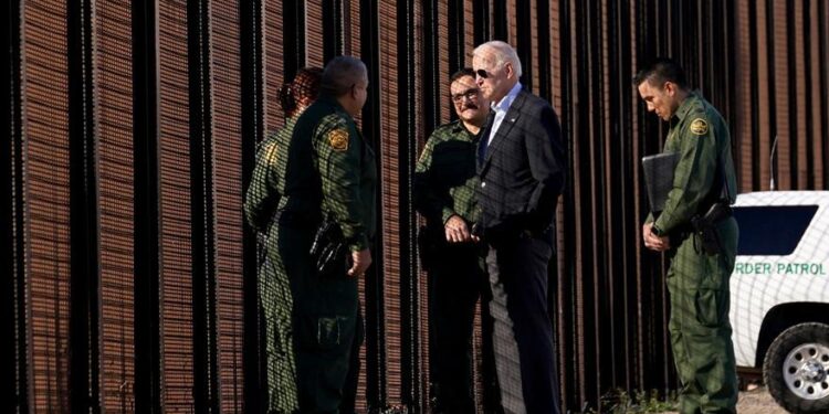 Biden visita la frontera de México por primera vez como presidente