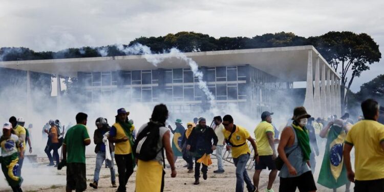 Seguidores de Bolsonaro invaden durante unas horas el Palacio presidencial, la Corte Suprema y el Congreso