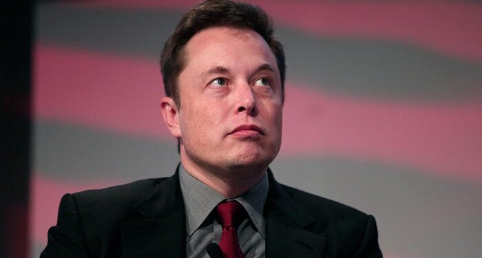 Los ejecutivos de Twitter les dijeron a los anunciantes que se acostumbraran a la imprevisibilidad de Elon Musk mientras la compañía continúa perdiendo dólares publicitarios, según un informe.