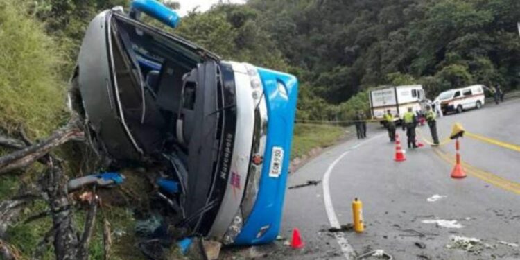 Un camión y un bus chocan en Colombia dejando al menos nueve muertos y cinco heridos
