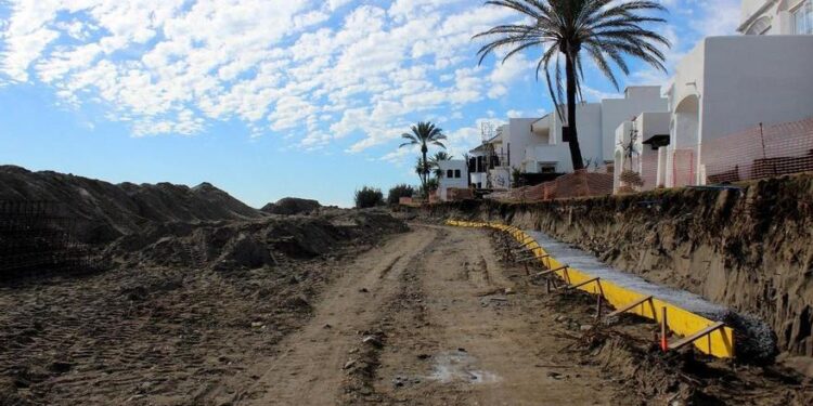 Estepona prolonga la Senda Litoral por el este de la ciudad