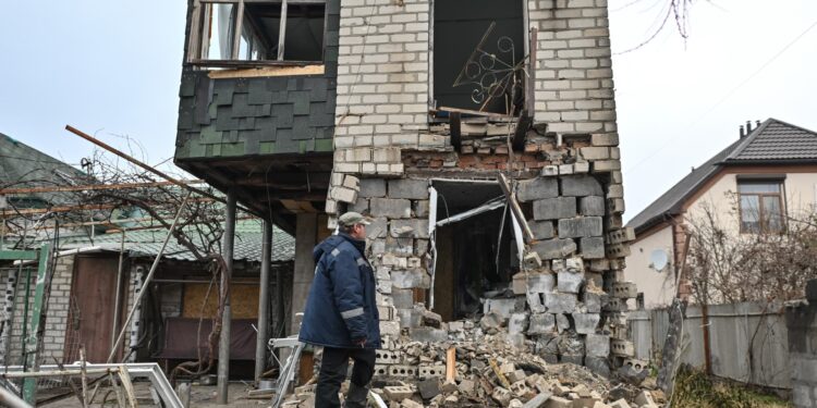 Las esperanzas de rescate se desvanecen después del ataque ruso en Dnipro, el número de muertos aumenta a 30