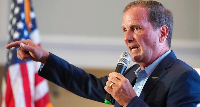 El representante republicano de Utah, Chris Stewart, rechaza la idea de que Biden desconocía los documentos clasificados encontrados en su poder: «Simplemente no tiene sentido»