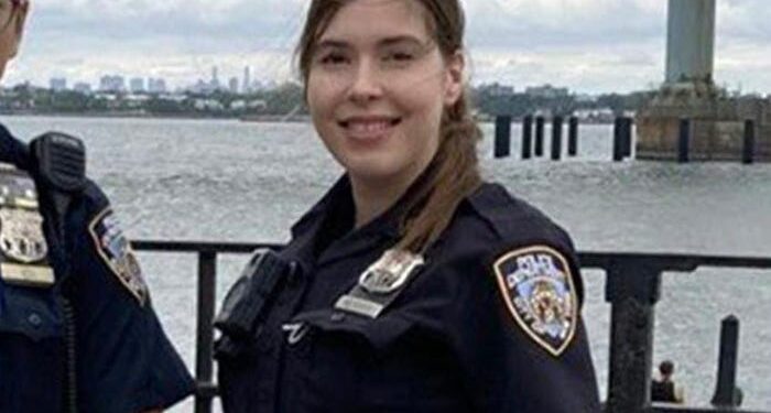 El oficial de policía de la policía de Nueva York presentó una denuncia alegando que el sargento tiró de su cola de caballo para probar un punto –  causando dolor de cuello 'sustancial'