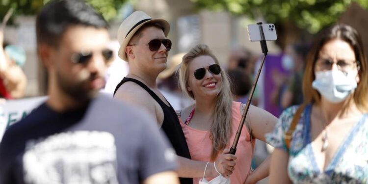 España acaricia el récord de ingresos por la vuelta masiva de turistas y la subida de precios