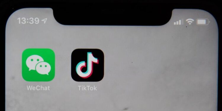Bruselas amenaza con prohibir TikTok en la UE si no protege a los menores