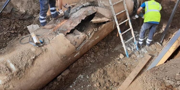 Se rompe una tubería de abastecimiento en la zona de Las Adelfas y El Chaparral, en Mijas