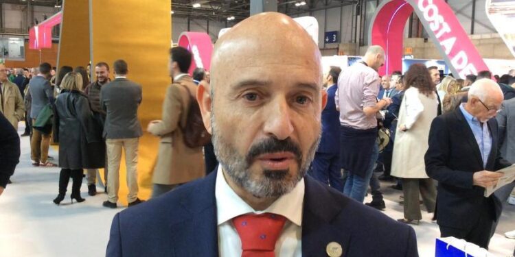 Javier Salas destaca la oferta turística que la Cueva de Nerja presenta en Fitur 2023