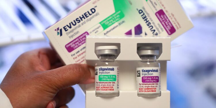 La FDA retira el tratamiento con anticuerpos Covid Evusheld porque no es efectivo contra el 93% de las subvariantes