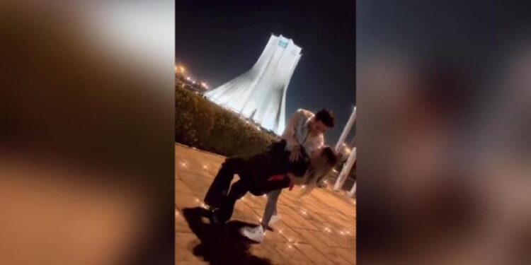 Irán condena a diez años y medio de prisión a una pareja por bailar en la calle