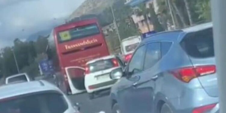 Una colisión entre dos coches provocó la lluvia de billetes en la autovía de Marbella