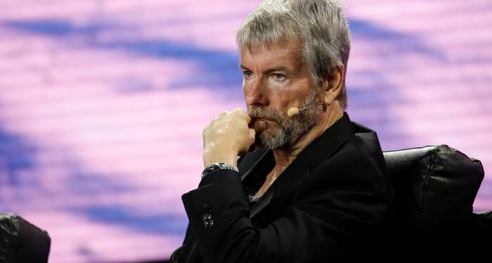 Michael Saylor todavía ve a Bitcoin como un refugio seguro para los inversores, incluso después de que las tenencias de MicroStrategy perdieron $ 1.3 mil millones en valor el año pasado.