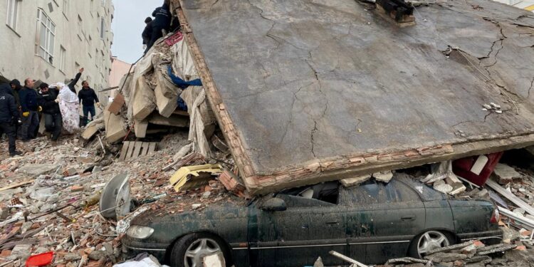 Dos terremotos masivos sacuden Turquía y Siria mientras el número de muertos supera los 2.400