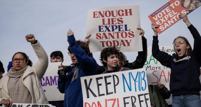 Los electores de Nueva York inundaron el pasillo frente a la oficina de George Santos en el Congreso, exigiendo que sea destituido de su cargo: «No nos ven»