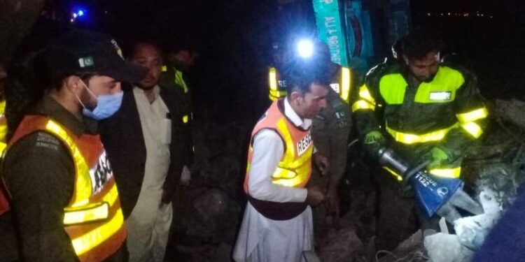 Un accidente de tráfico en Pakistán se salda con al menos 30 muertos