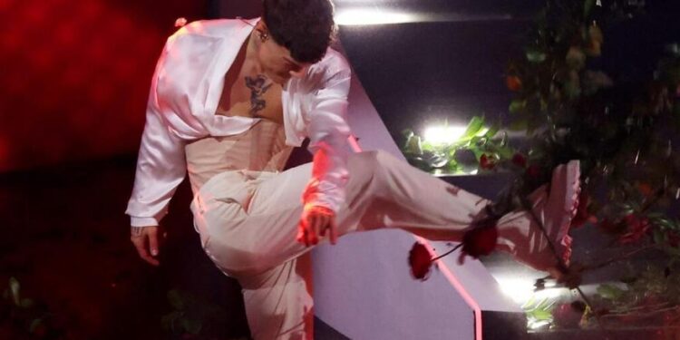 Blanco enloquece en plena actuación de Sanremo por un fallo técnico y acaba destrozando el escenario