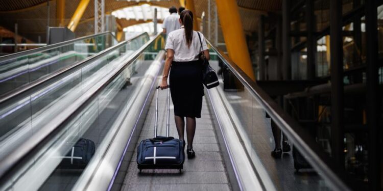La OCU denuncia a varias aerolíneas españolas por no aceptar el pago en metálico a bordo