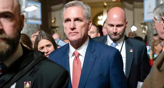 Kevin McCarthy está trabajando incansablemente y gastando mucho de su capital político para ganar peleas que en realidad no importan.