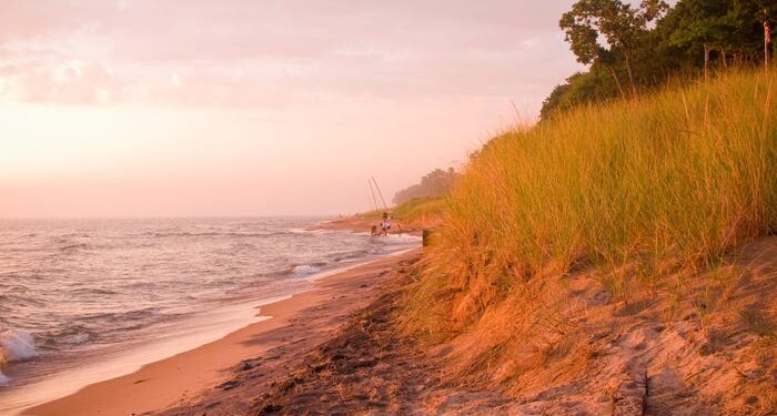 La FAA cerró temporalmente el espacio aéreo sobre el lago Michigan debido a la «defensa nacional» en medio de informes de un «objeto» flotante