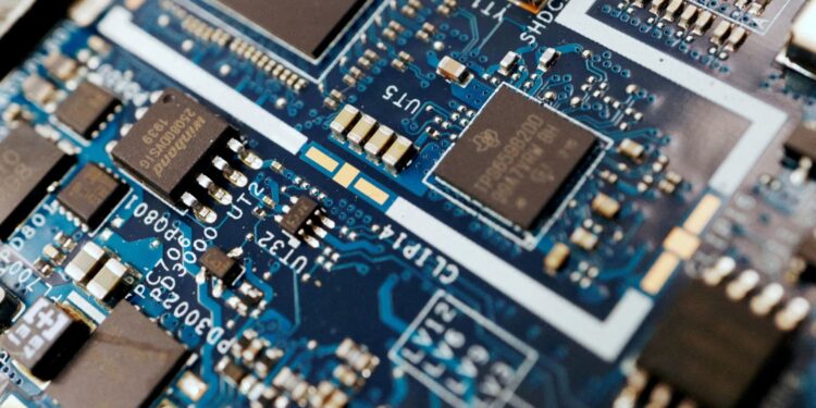 Los jefes británicos de semiconductores amenazan con mudarse al extranjero a medida que EE. UU. y la UE derrochan en chips