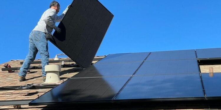 El boom del autoconsumo se desboca: 300.000 casas y 54.000 empresas ya tienen placas solares