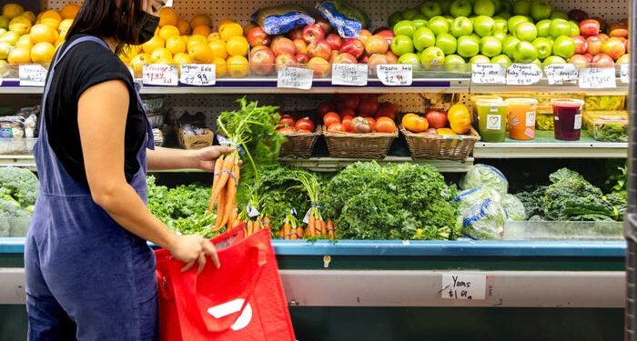 El comercial del Super Bowl de DoorDash impulsa su negocio de comestibles a pedido.  Aquí hay 7 movimientos clave que está haciendo para dominar la entrega minorista después de conquistar los restaurantes.