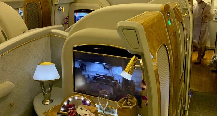 Puede transferir puntos Marriott Bonvoy a más de 3 docenas de aerolíneas para reservar vuelos de premio, incluida la primera clase en Cathay Pacific y Emirates