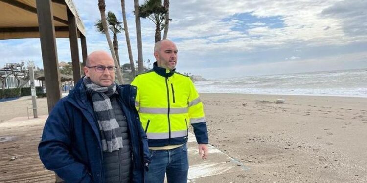 Mijas despliega a cien operarios para limpiar los desperfectos del temporal en las playas