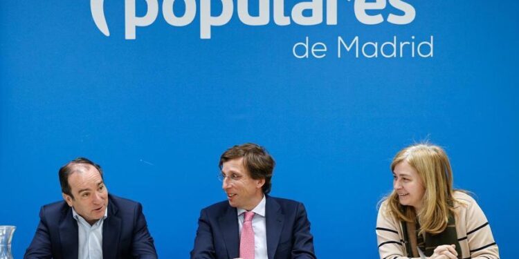 El plan de campaña de Almeida: subirse a la ola del antisanchismo de Ayuso y no mojarse en temas conflictivos