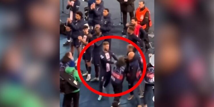 Sergio Ramos propina un empujón a un fotógrafo tras la derrota del PSG ante el Bayern