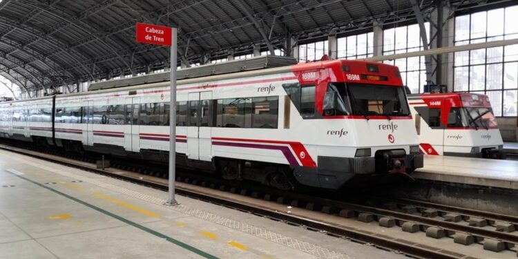 Renfe negocia con Transición Ecológica poder recurrir al autoconsumo eléctrico para mover sus trenes